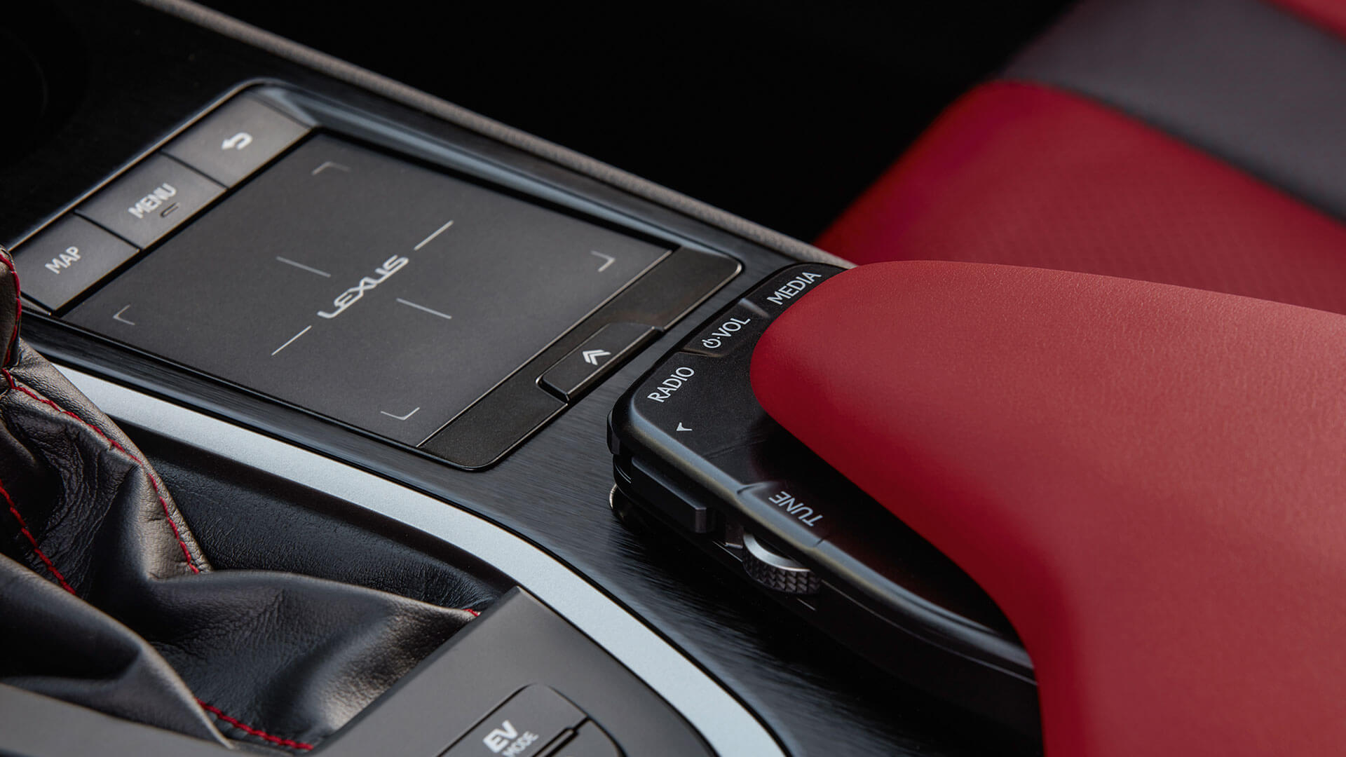 Susipažinkite su Lexus interjero išskirtine įranga ir nepriekaištinga apdaila