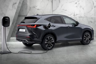 Į Lietuvą atvyko naujasis „Lexus NX“: siūlomos net dvi hibrido versijos