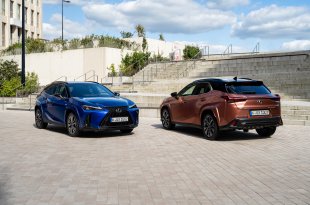 NAUJASIS 2024 M. LEXUS UX: DAUGIAU ELEKTRIFIKUOTOS GALIOS, DAR GERESNĖ VAIRAVIMO PATIRTIS IR RAFINUOTUMAS PRABANGIAME, KOMPAKTIŠKAME MIESTO KROSOVERYJE