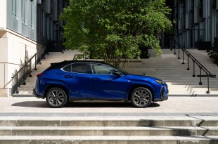 NAUJASIS 2024 M. LEXUS UX: DAUGIAU ELEKTRIFIKUOTOS GALIOS, DAR GERESNĖ VAIRAVIMO PATIRTIS IR RAFINUOTUMAS PRABANGIAME, KOMPAKTIŠKAME MIESTO KROSOVERYJE