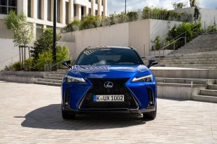 NAUJASIS 2024 M. LEXUS UX: DAUGIAU ELEKTRIFIKUOTOS GALIOS, DAR GERESNĖ VAIRAVIMO PATIRTIS IR RAFINUOTUMAS PRABANGIAME, KOMPAKTIŠKAME MIESTO KROSOVERYJE