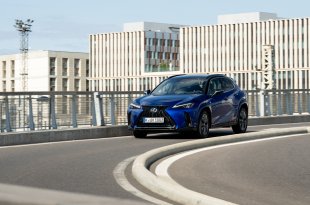 NAUJASIS 2024 M. LEXUS UX: DAUGIAU ELEKTRIFIKUOTOS GALIOS, DAR GERESNĖ VAIRAVIMO PATIRTIS IR RAFINUOTUMAS PRABANGIAME, KOMPAKTIŠKAME MIESTO KROSOVERYJE