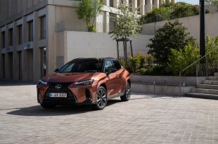 NAUJASIS 2024 M. LEXUS UX: DAUGIAU ELEKTRIFIKUOTOS GALIOS, DAR GERESNĖ VAIRAVIMO PATIRTIS IR RAFINUOTUMAS PRABANGIAME, KOMPAKTIŠKAME MIESTO KROSOVERYJE