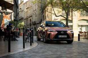 NAUJASIS 2024 M. LEXUS UX: DAUGIAU ELEKTRIFIKUOTOS GALIOS, DAR GERESNĖ VAIRAVIMO PATIRTIS IR RAFINUOTUMAS PRABANGIAME, KOMPAKTIŠKAME MIESTO KROSOVERYJE