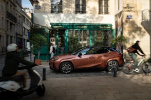 NAUJASIS 2024 M. LEXUS UX: DAUGIAU ELEKTRIFIKUOTOS GALIOS, DAR GERESNĖ VAIRAVIMO PATIRTIS IR RAFINUOTUMAS PRABANGIAME, KOMPAKTIŠKAME MIESTO KROSOVERYJE