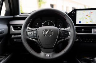 NAUJASIS 2024 M. LEXUS UX: DAUGIAU ELEKTRIFIKUOTOS GALIOS, DAR GERESNĖ VAIRAVIMO PATIRTIS IR RAFINUOTUMAS PRABANGIAME, KOMPAKTIŠKAME MIESTO KROSOVERYJE