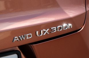 NAUJASIS 2024 M. LEXUS UX: DAUGIAU ELEKTRIFIKUOTOS GALIOS, DAR GERESNĖ VAIRAVIMO PATIRTIS IR RAFINUOTUMAS PRABANGIAME, KOMPAKTIŠKAME MIESTO KROSOVERYJE