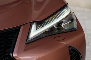 NAUJASIS 2024 M. LEXUS UX: DAUGIAU ELEKTRIFIKUOTOS GALIOS, DAR GERESNĖ VAIRAVIMO PATIRTIS IR RAFINUOTUMAS PRABANGIAME, KOMPAKTIŠKAME MIESTO KROSOVERYJE