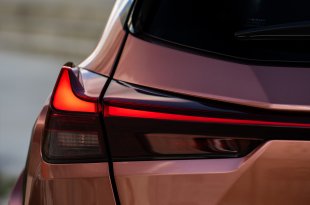 NAUJASIS 2024 M. LEXUS UX: DAUGIAU ELEKTRIFIKUOTOS GALIOS, DAR GERESNĖ VAIRAVIMO PATIRTIS IR RAFINUOTUMAS PRABANGIAME, KOMPAKTIŠKAME MIESTO KROSOVERYJE