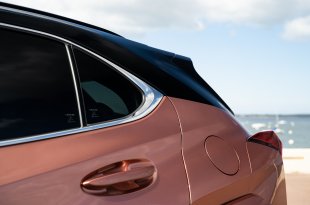 NAUJASIS 2024 M. LEXUS UX: DAUGIAU ELEKTRIFIKUOTOS GALIOS, DAR GERESNĖ VAIRAVIMO PATIRTIS IR RAFINUOTUMAS PRABANGIAME, KOMPAKTIŠKAME MIESTO KROSOVERYJE