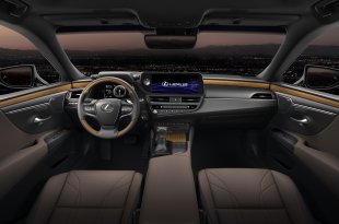 Naujasis „Lexus ES 300h“ Lietuvos kelius pasieks ateinantį mėnesį