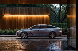 DIDŽIOJI PREMJERA - ELEKTRINIS LEXUS ES