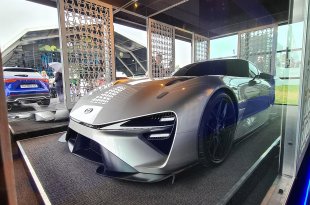 LEXUS ĮNEŠ ELEKTRIZUOTO JAUDULIO Į „GOODWOOD“ GREIČIO FESTIVALĮ