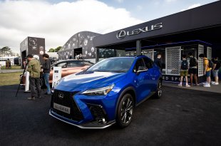 LEXUS ĮNEŠ ELEKTRIZUOTO JAUDULIO Į „GOODWOOD“ GREIČIO FESTIVALĮ