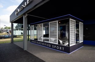 LEXUS ĮNEŠ ELEKTRIZUOTO JAUDULIO Į „GOODWOOD“ GREIČIO FESTIVALĮ