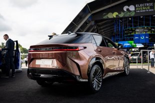 LEXUS ĮNEŠ ELEKTRIZUOTO JAUDULIO Į „GOODWOOD“ GREIČIO FESTIVALĮ