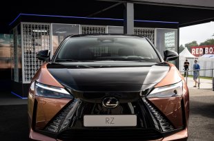 LEXUS ĮNEŠ ELEKTRIZUOTO JAUDULIO Į „GOODWOOD“ GREIČIO FESTIVALĮ