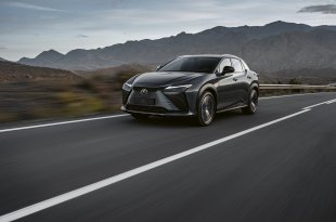 Lexus pristatė viso pasaulio rinkoms skirtą naujos kartos elektromobilį – RZ 450e