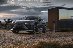 Lexus pristatė viso pasaulio rinkoms skirtą naujos kartos elektromobilį – RZ 450e