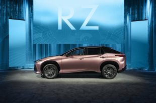 Lexus pristatė viso pasaulio rinkoms skirtą naujos kartos elektromobilį – RZ 450e