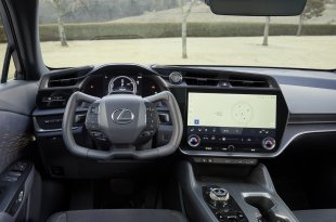 Lexus pristatė viso pasaulio rinkoms skirtą naujos kartos elektromobilį – RZ 450e