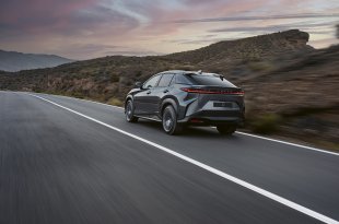 Lexus pristatė viso pasaulio rinkoms skirtą naujos kartos elektromobilį – RZ 450e