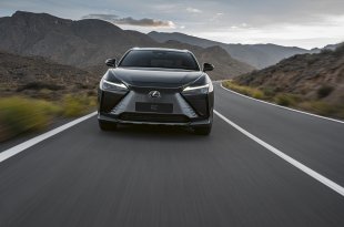 Lexus pristatė viso pasaulio rinkoms skirtą naujos kartos elektromobilį – RZ 450e
