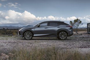 Lexus pristatė viso pasaulio rinkoms skirtą naujos kartos elektromobilį – RZ 450e
