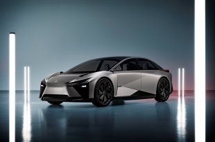 „Lexus” siekia tapti vien elektra varomų prabangių automobilių prekės ženklu