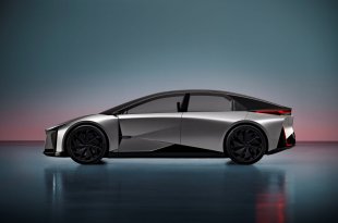 „Lexus” siekia tapti vien elektra varomų prabangių automobilių prekės ženklu