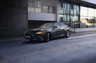 Naujasis „Lexus ES 300h“ Lietuvos kelius pasieks ateinantį mėnesį