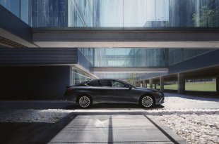 Naujasis „Lexus ES 300h“ Lietuvos kelius pasieks ateinantį mėnesį