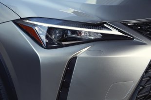 „Lexus“ pristato visureigį „UX Sport“