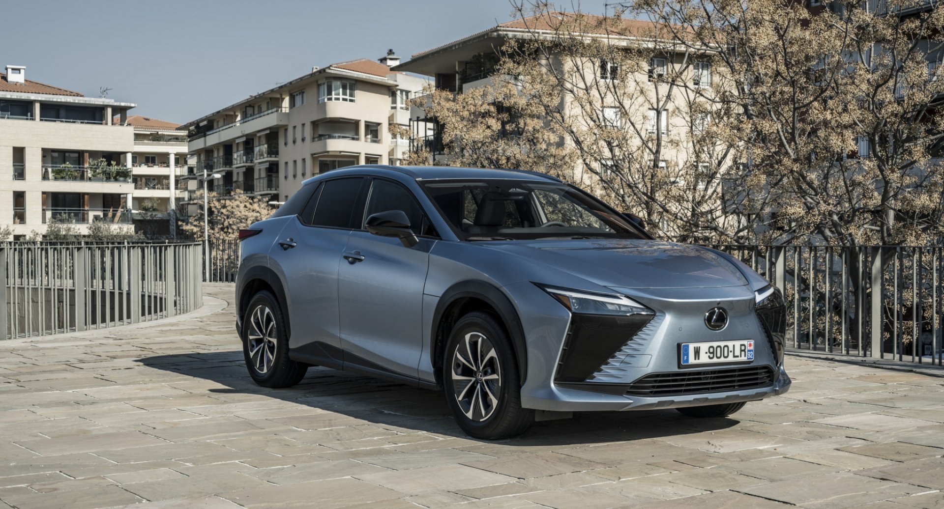 2024 M. LEXUS RZ NUO ŠIOL GALIMA RINKTIS IR VAROMA PRIEKINIAIS RATAIS