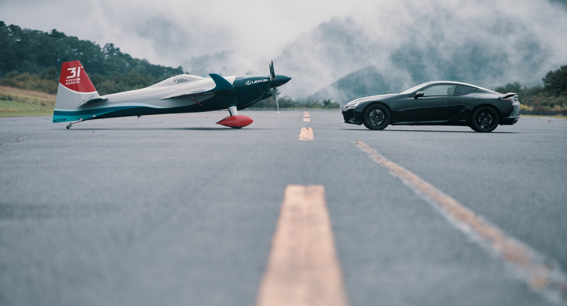 „LEXUS“ PRISTATO BENDRĄ KOMANDĄ LENTYNĖMS ORE SU VARŽYBU PILOTU YOSHIHIDE MUROYA