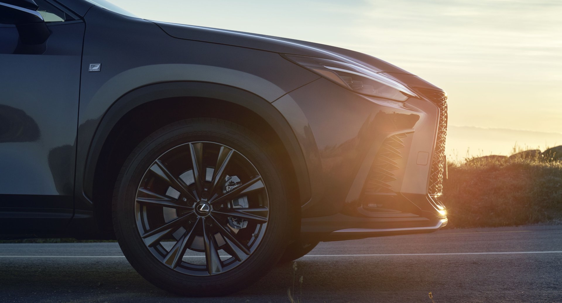 Į Lietuvą greitai atvyksiantis „Lexus NX 450h+“ hibridas vien elektra įveiks beveik 100 km