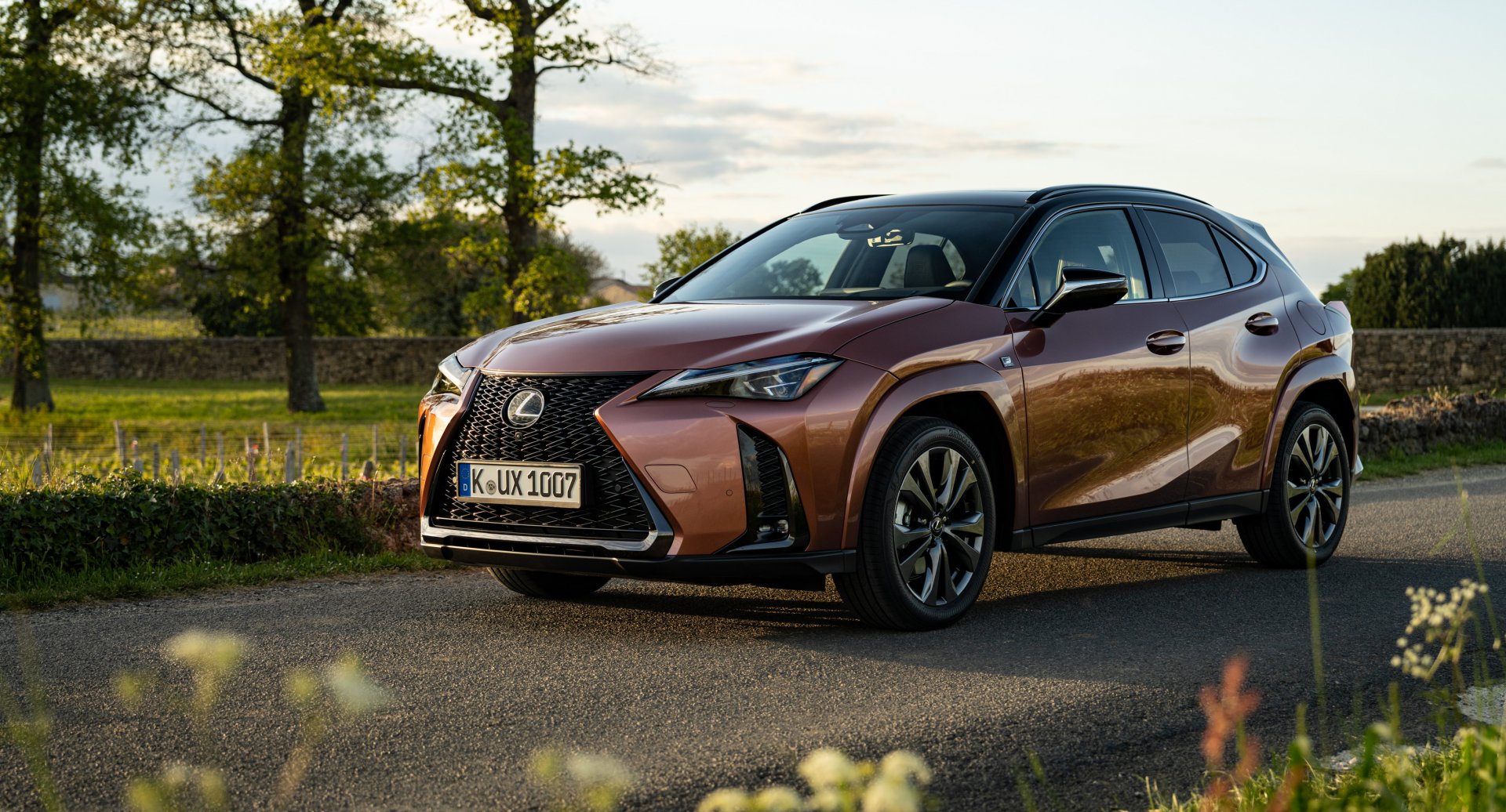 NAUJASIS 2024 M. LEXUS UX: DAUGIAU ELEKTRIFIKUOTOS GALIOS, DAR GERESNĖ VAIRAVIMO PATIRTIS IR RAFINUOTUMAS PRABANGIAME, KOMPAKTIŠKAME MIESTO KROSOVERYJE