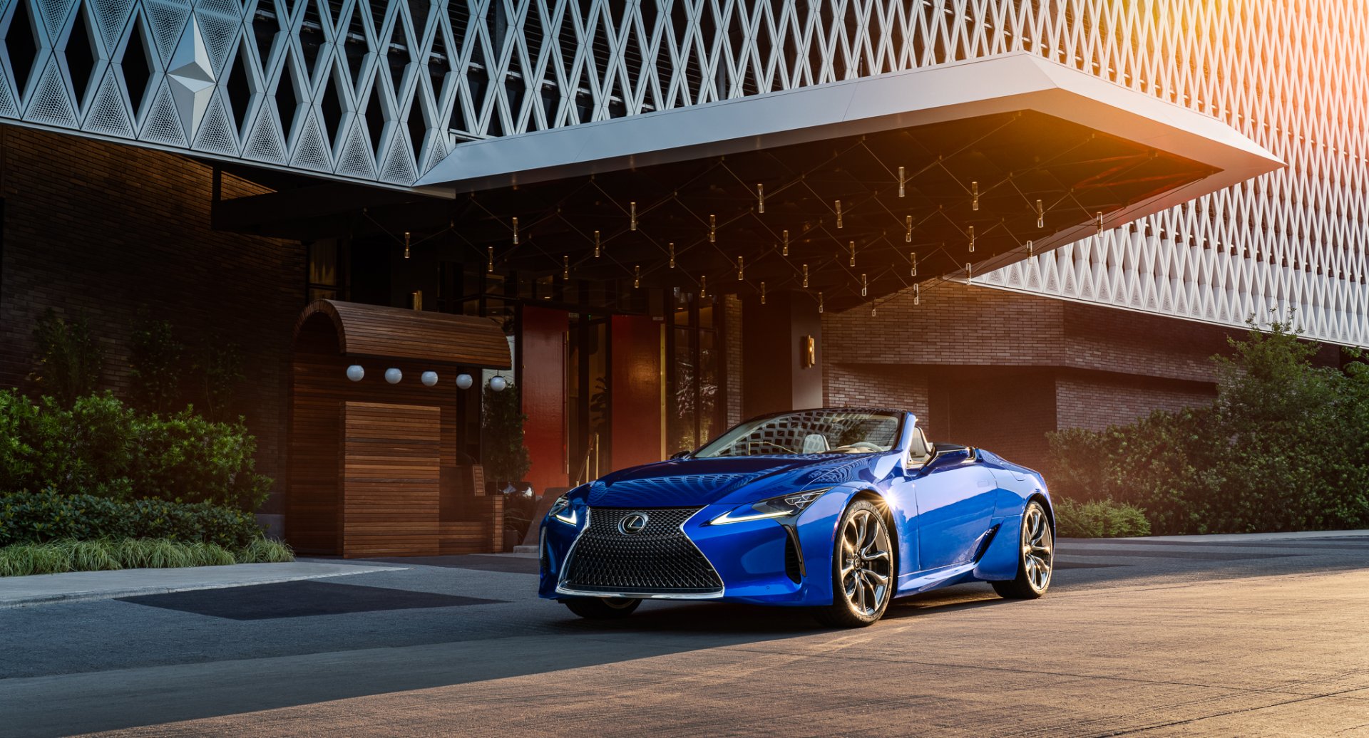 „LEXUS LC“ IŠRINKTAS GERIAUSIU 2021-ŲJŲ KABRIOLETU D. BRITANIJOJE