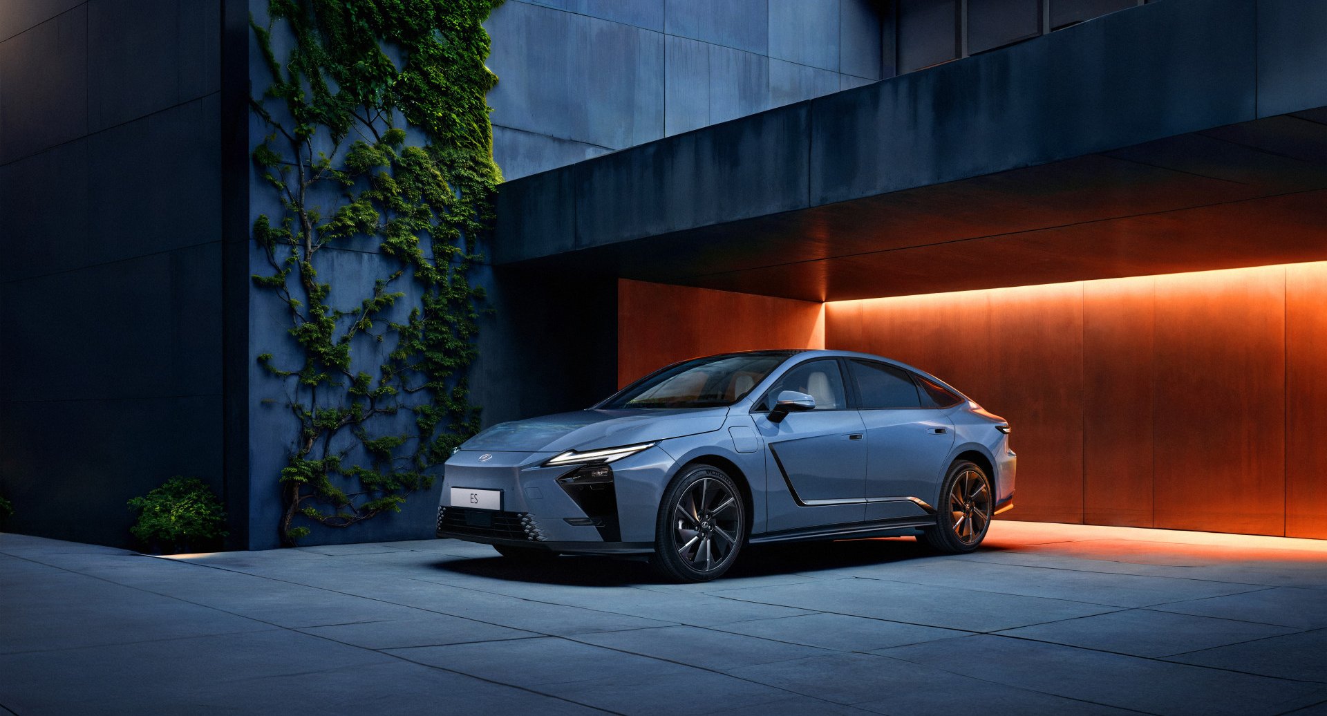 DIDŽIOJI PREMJERA - ELEKTRINIS LEXUS ES