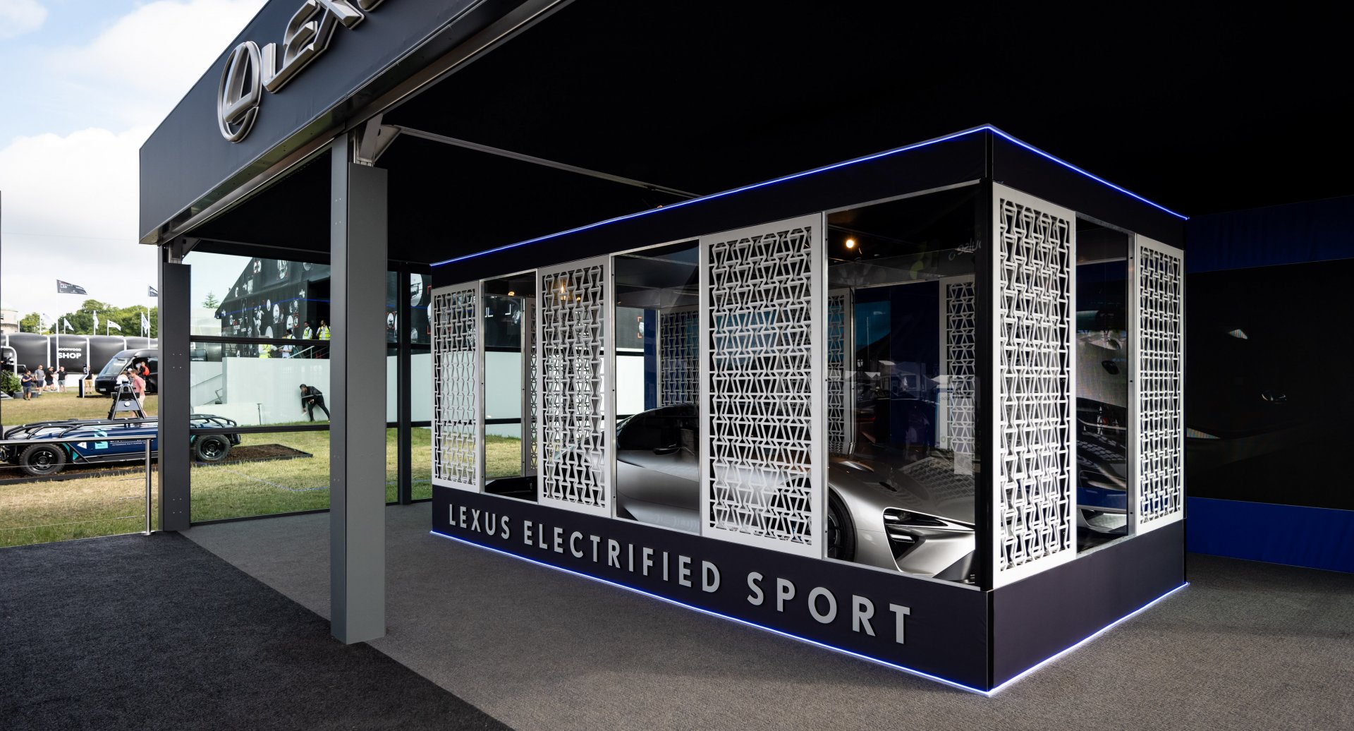 LEXUS ĮNEŠ ELEKTRIZUOTO JAUDULIO Į „GOODWOOD“ GREIČIO FESTIVALĮ