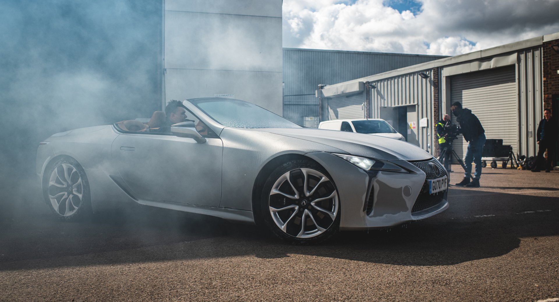 Vairuojant šalčio sukaustytą „Lexus LC“ kabrioletą