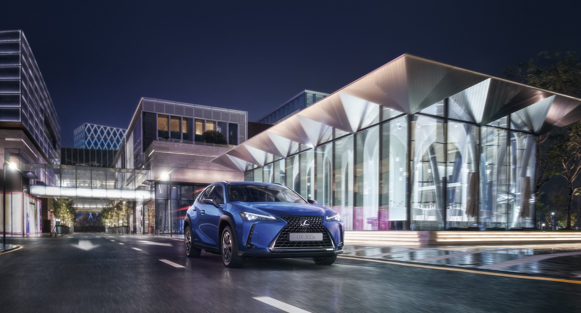 PIRMASIS ELEKTRINIS LEXUS MODELIS PASIŪLYS VISAPUSIŠKAI NAUJĄ PATIRTĮ ELEKTRAMOBILIŲ SAVININKAMS