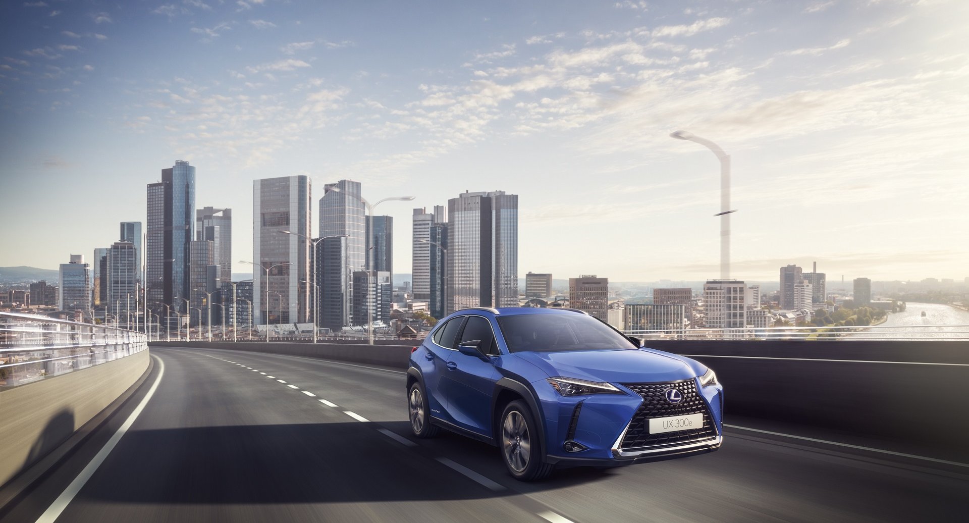 Visiškai elektrinis „Lexus UX 300e“ Europos kelius pasitinka pilnas ryškios japoniškumo dvasios