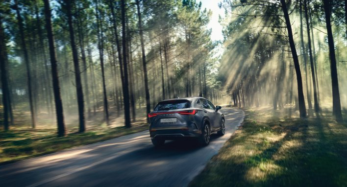„Lexus“ pristatė naująjį NX: bus ir hibridinis, ir įkraunamas iš tinklo – Lietuvoje pasirodys netrukus