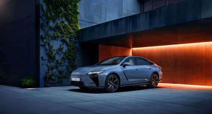 DIDŽIOJI PREMJERA - ELEKTRINIS LEXUS ES