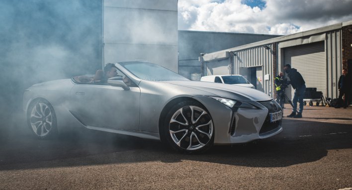 Vairuojant šalčio sukaustytą „Lexus LC“ kabrioletą