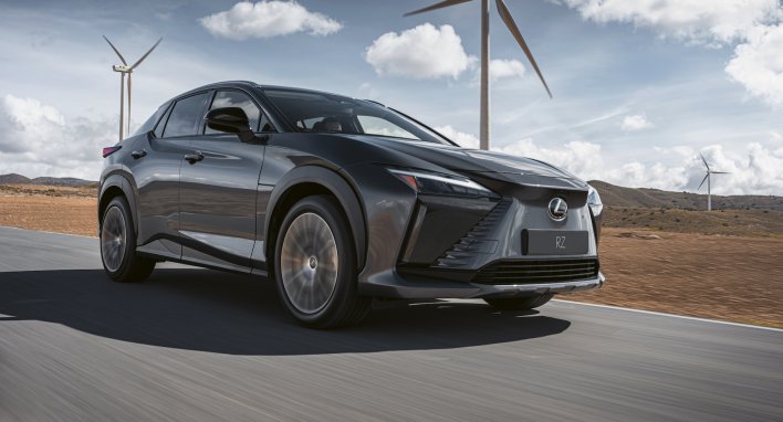 Lexus pristatė viso pasaulio rinkoms skirtą naujos kartos elektromobilį – RZ 450e