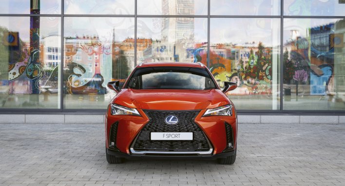 PASKELBTI NAUJI „LEXUS UX 250H“ STILIAUS PATOBULINIMAI