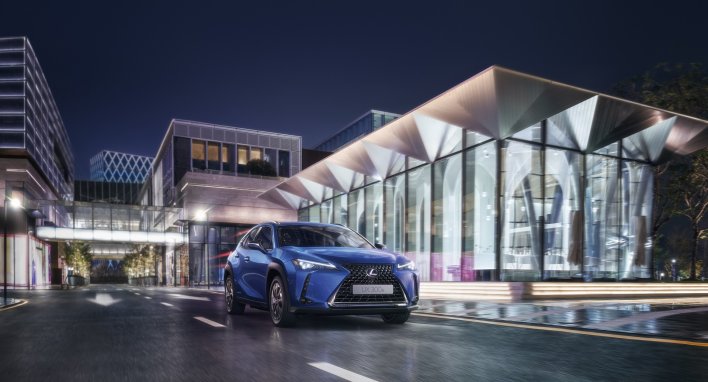 PIRMASIS ELEKTRINIS LEXUS MODELIS PASIŪLYS VISAPUSIŠKAI NAUJĄ PATIRTĮ ELEKTRAMOBILIŲ SAVININKAMS